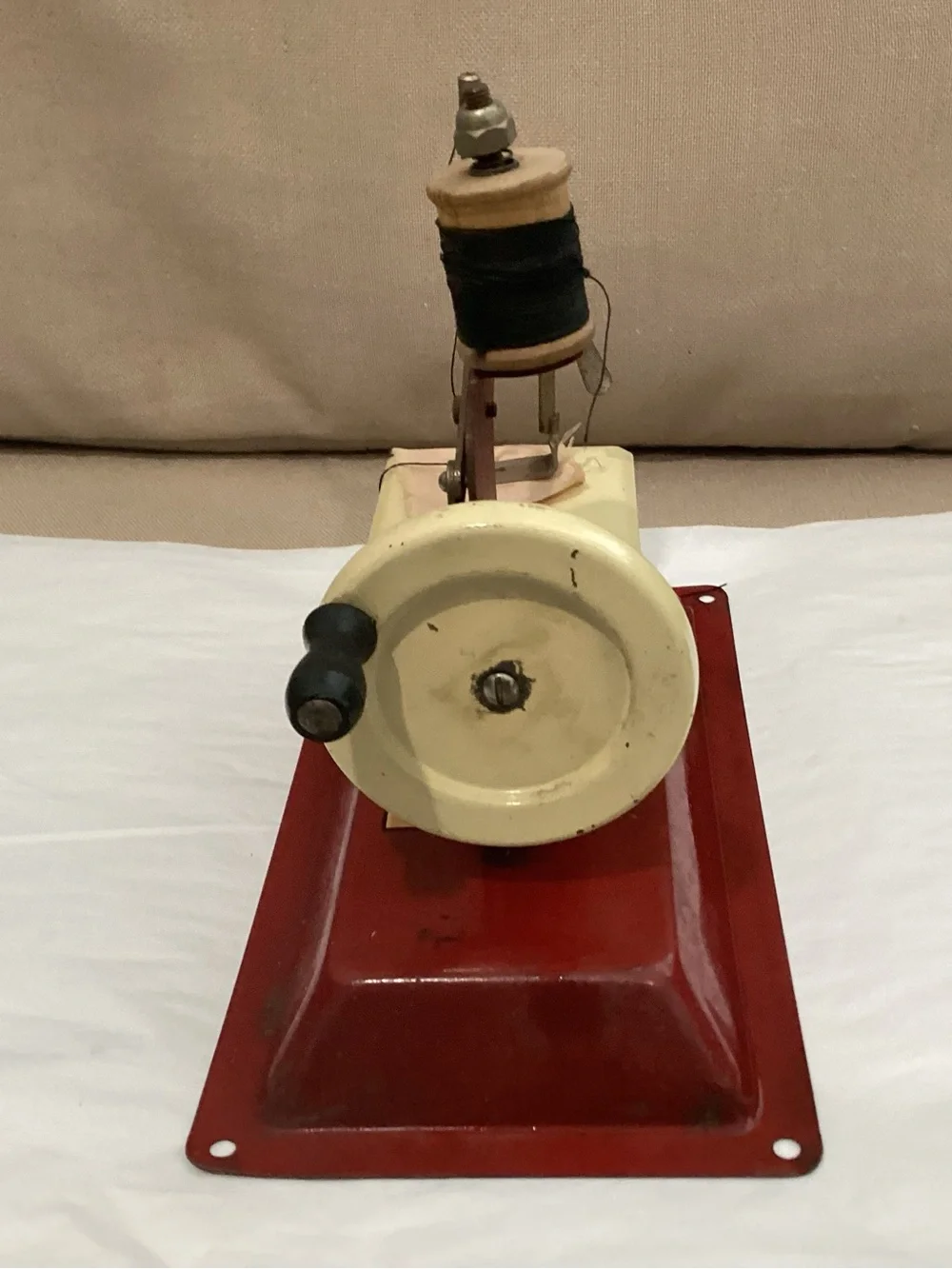 Vtg. 1940s Gateway Engineering Co.  Junior Model Child’s Sewing Machine.